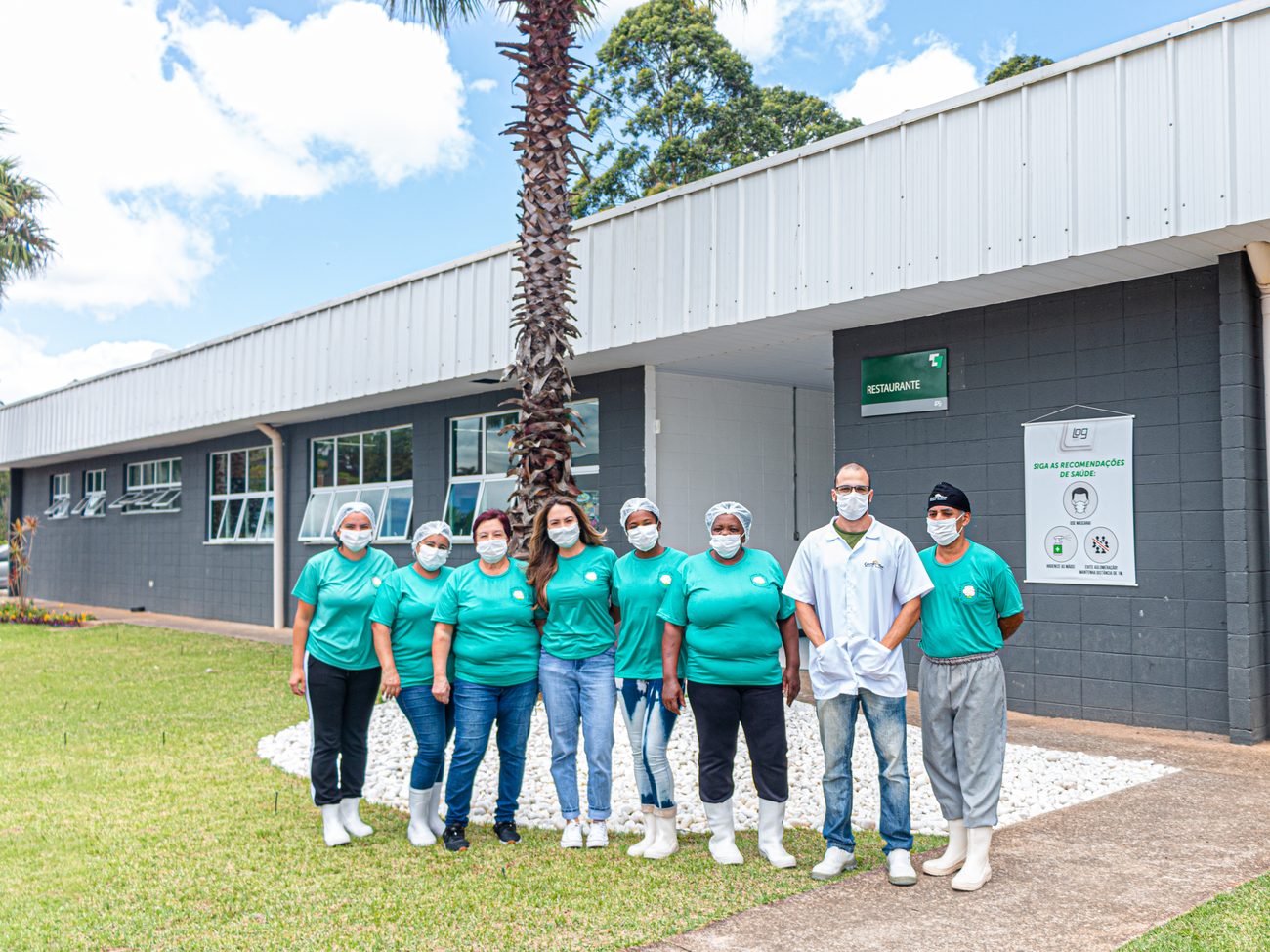 Equipe Couve Flor em frente ao restaurante